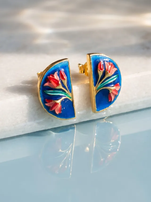 Crafted in 925 silver with gold plating, these earrings feature cloisonné enamel in a contemporary design. Inspired by blooming meadows, they combine vibrant floral artistry with a refined, graceful silhouette.