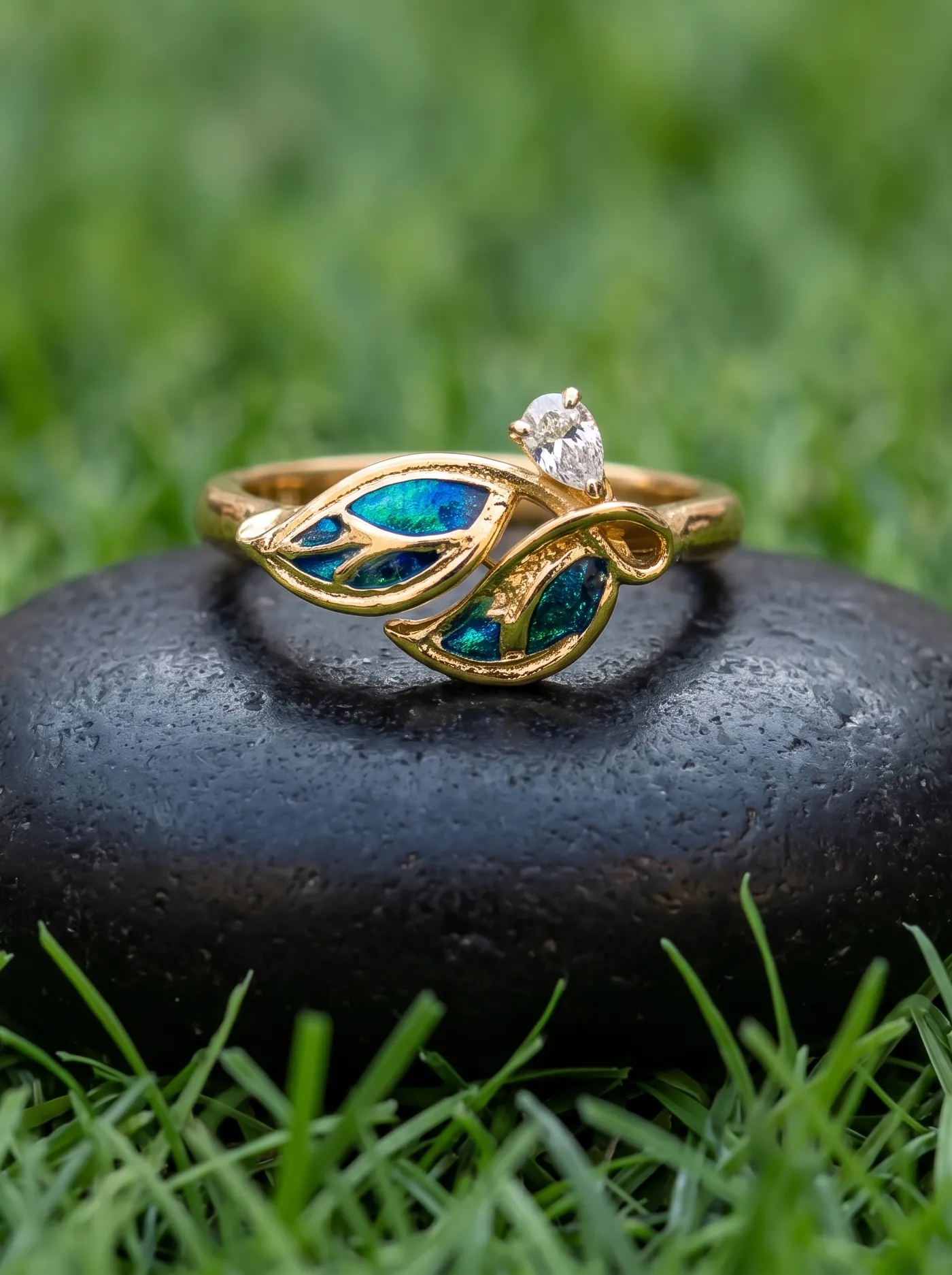 A contemporary ring inspired by intertwining foliage, featuring peacock-toned cloisonné enamel and a radiant Swarovski crystal. Crafted in 925 silver with gold plating, it is a graceful expression of nature’s beauty and modern elegance.