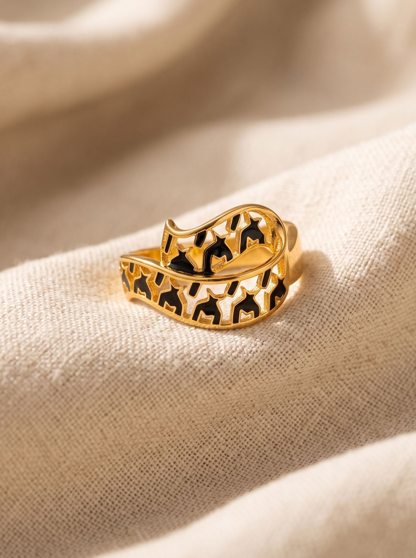 Crafted in 925 silver with gold plating, this ring showcases cloisonné enamel in a contemporary design. Inspired by the graceful folds of flowing ribbons, it wraps around the finger with a sculptural elegance that is bold yet refined.