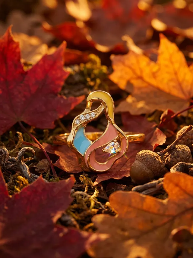 Flowcurve Ring — gold-plated silver ring with Swarovski crystals